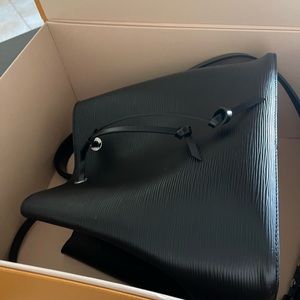 Louis Vuitton. Blk NeoNoe MM Epi. Mint, original box,